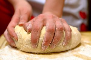 Месить тесто на хлеб