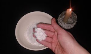Как снять приворот с помощью соли