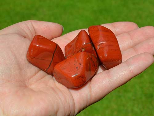 Камни красного цвета разновидности и свойства