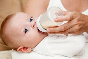 Кормить молоком младенца