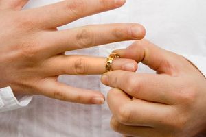Пытаются снять обручальное кольцо с мужа во сне