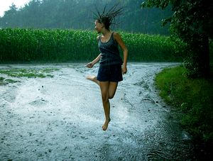Бежать под проливным дождем
